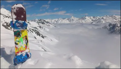 Si tu marches sur la piste et que l'intérieur du manège est à ta droite, tu marches...