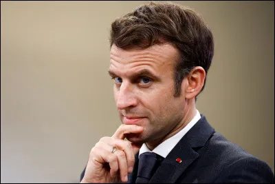 Nous sommes en 2022. On me trouve trois fois en tout dans le prénom et le nom de lactuel président de la République française. Qui suis-je ?