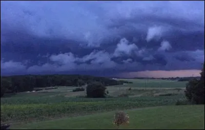 Qui est lauteur anglais du livre de mémoires sur la Seconde Guerre mondiale ''L'orage approche'' ?