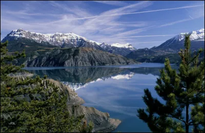 Barrage : quel barrage, et lac artificiel aux eaux limpides, parfois de couleur turquoise, se situe sur la Durance, à la limite des Hautes-Alpes et des Alpes-de-Haute-Provence ?