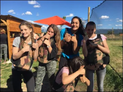 Ce mec attire toutes les filles, c'est un vrai _____ !