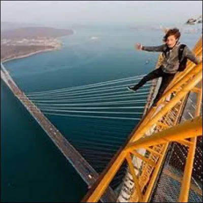 À quel chanteur doit-on la chanson" Plus haut" sortie en 2019 ?