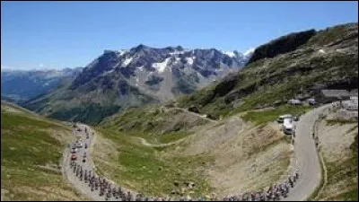 Quel est cet autre col, à 2 642 mètres, le plus escaladé des Alpes - 33 fois depuis 1947, véritable monument du Tour, souvent décisif, où le souvenir Henri Desgranges a été érigé ?