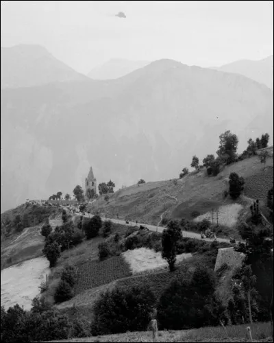 Quelle a été - et en quelle année - la première arrivée au sommet ?