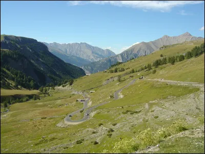 Quel est, avec ses 2 802 mètres, le col le plus élevé franchi par les coureurs du Tour de France :