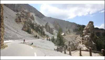 Dans quel col se situe le passage, au paysage si particulier, de la Casse déserte ?