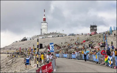 Ce mont a été franchi pour la première fois en 1951 et a aussi donné lieu à des arrivées au sommet ; Charly Gaul, Poulidor, Merckx, Thévenet, Pantani s'y sont illustrés.