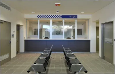 Le public tombe sur un policier qui est chargé de...