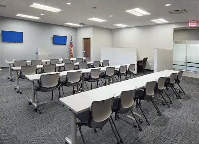 Les petits briefings du quotidien se déroulent dans la salle de...