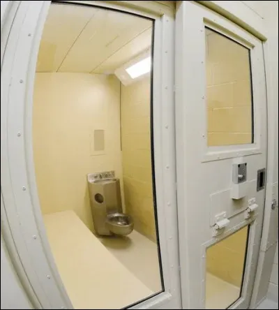 Les suspects interpelés sont placés en cellule...