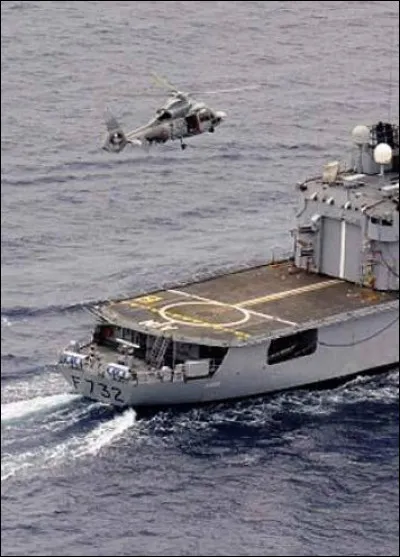 Le navire poss&egrave;de des installations afin d'accueillir des h&eacute;licopt&egrave;res de tous types. Ici, quel appareil est pr&eacute;sent ?