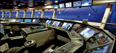 On commence avec tout ce qui concerne la navigation du navire. Ceci est la passerelle. Combien d'écrans apercevez-vous ?