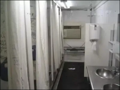 Disponibles &agrave; c&ocirc;t&eacute; de chaque cabine d'&eacute;quipage, les sanitaires poss&egrave;dent...