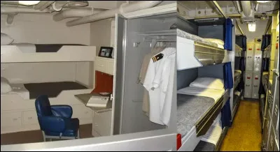 En parlant des cabines, les voici. Pour les officiers, il y en a deux munies d'un petit lit et, pour l'&eacute;quipage, elles sont au nombre de huit, chacune comportant six couchettes. Combien de membres le navire compte-t-il ?