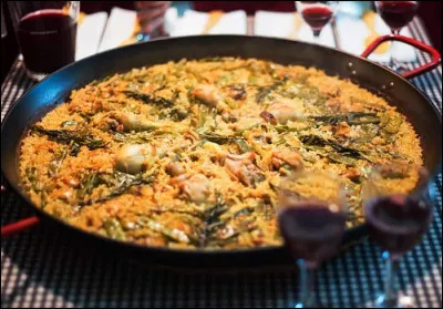 Gastronomie : Quel ingrédient ne fait pas partie de la recette de la paella valencienne ?