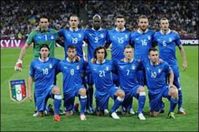 Sport : Quel est le surnom de l'équipe nationale italienne de football ?