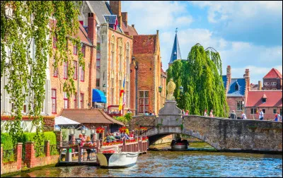 Ville : Comment est surnommée la ville de Bruges ?