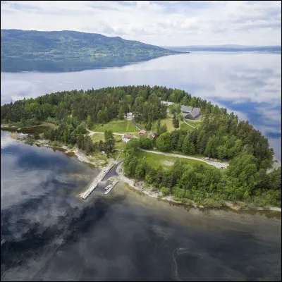 Histoire : En 2011, sur une petite île, un extrémiste a tué 69 jeunes Norvégiens. De quel rassemblement s'agissait-il ?