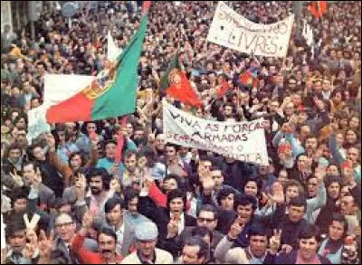 Histoire : Comment a-t-on appel&eacute; la r&eacute;volution au Portugal en 1974 ?