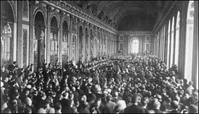 Histoire : Comment s'appelle le traité signé en 1919 entre les Alliés et l'Allemagne, qui crée la SDN et impose des sanctions à l'Allemagne ?