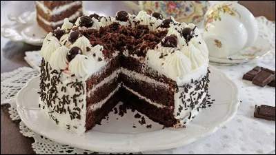 Gastronomie : Quel dessert typiquement allemand porte le nom d'un massif montagneux d'Allemagne ?