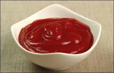 Le ketchup est un condiment, habituellement élaboré à partir de sauce tomate, de sucre et de quoi ?