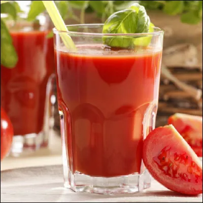 Avec quel type de sel, le jus de tomate est-il souvent servi au bistrot ?