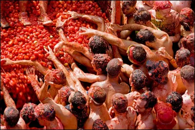 Quel est le nom de la fête célébrée à Buñol en Espagne, dont le point d'orgue est une immense bataille de tomates ?