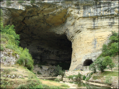 Dans quelle commune se situe la seule route d'Europe qui traverse une grotte ?