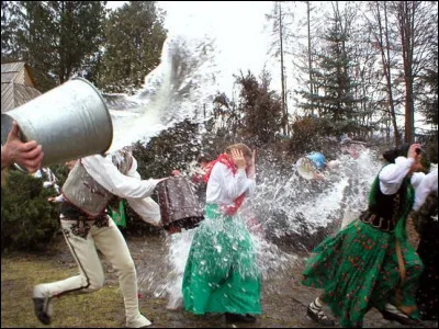Culture : Quel jour de l'année les Polonais pratiquent-ils le "Śmigus-dyngus" qui consiste à se lancer des seaux d'eau les uns sur les autres ?