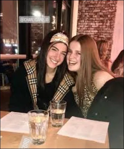 Qui est la fille à côté de Charli ?