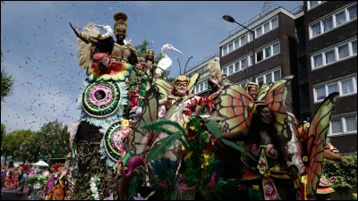 Culture : Dans quel quartier de Londres se déroule chaque année un célèbre carnaval ?