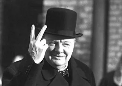 Personnalité : Complétez la citation de Winston Churchill : "Sous le capitalisme, les gens ont davantage de voitures. Sous le communisme, ils ont davantage de ..."