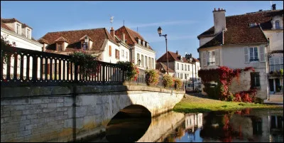 Dans quel pays se situe la ville de Tonnerre ?