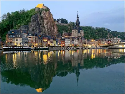 Dans quel pays se situe la ville de Dinant ?