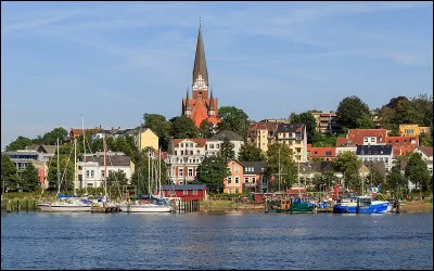 Dans quel pays se situe la ville de Flensbourg ?