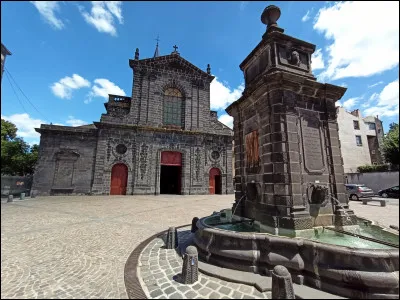 Dans quel pays se situe la ville de Riom ?