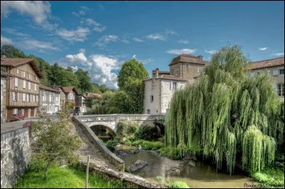 Dans quel pays se situe la ville de Confolens ?