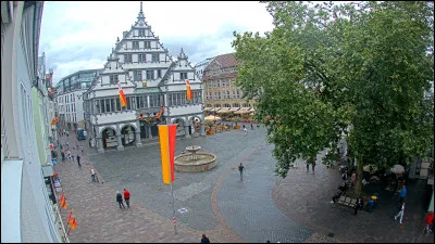 Dans quel pays se situe la ville de Paderborn ?