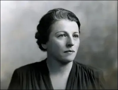 Quel est le bon nom de cette écrivaine américaine, auteure du roman historique ''Pivoine'' ?