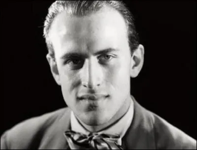 Qui est cet auteur du roman ''L'Herbe rouge'' ?