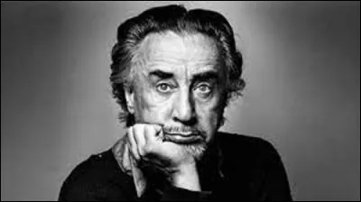 Né à Vilnius (Lituanie) le 21 mai 1914, Roman Kacew, dit Romain Gary, est un écrivain, et homme aux multiples activités. Grand romancier du XXe siècle, il se suicide d'une balle dans la bouche le 2 décembre 1980. Il est le seul à avoir reçu le prix Goncourt deux fois. En 1956, pour ''Les Racines du ciel'' et le second, avec ruse, sous le pseudonyme d'Émile Ajar en 1975.
Pour quel roman ?