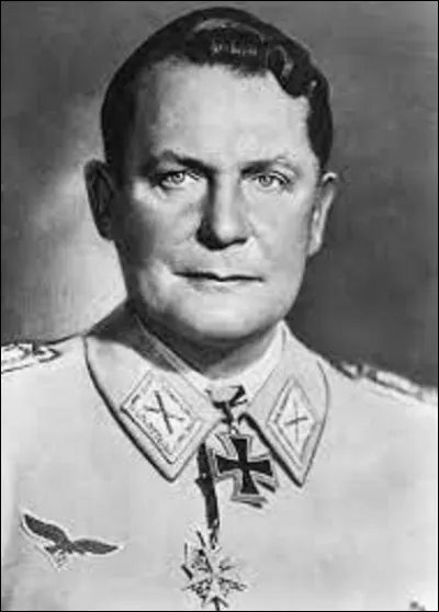 As de l'aviation durant la Première Guerre mondiale, proche de Hitler, inventeur de la Gestapo, Hermann Göring naît en janvier 1893 à Rosenheim. Occupant plusieurs postes, comme ministre de l'Aviation du Reich de 1933 à 1945, il est condamné à mort pour crime de guerre à Nuremberg le 1er octobre 1946. Emprisonné, il se suicide en avalant une capsule de cyanure le 15 octobre.
Quelle était sa peine ?