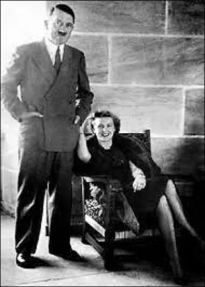 Le 29 avril 1945 Adolph Hitler épouse la photographe Eva Braun. Le 30 avril, vers 14 h 30 min, le dictateur et sa femme se retirent dans leurs quartiers. Vers 15 h15 min, son valet le retrouve assis dans son canapé une balle dans la tête, sa compagne gisant à ses côtés.
Comment s'est-elle suicidée ?