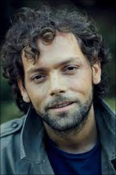 Impasse du Moulin-Vert (14e arrondissement de Paris), 15 h vient juste de passer ce 16 juillet 1982 quand un coup de 22 Long Rifle se fait entendre. Cela vient de chez l'acteur Patrick Dewaere qui, à 35 ans, vient de se tirer une balle dans la bouche devant un miroir.
En mars 1974, sort au cinéma le film ''Les Valseuses'', qui le révèlera au grand public. Qui en est le réalisateur ?