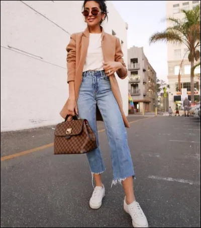 À la récréation, tu vois une fille se faire harceler à cause de son style. Que fais-tu ?