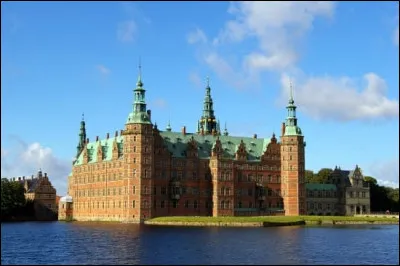 Culture : Le soir du 10 novembre, les danois fêtent Mortensaften : ils dînent avec un plat préparé à base d'une viande particulière. Laquelle ?