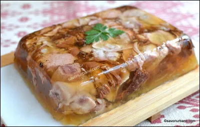 Gastronomie : Quelle viande trouve-t-on dans le Răcituri, spécialité roumaine ?