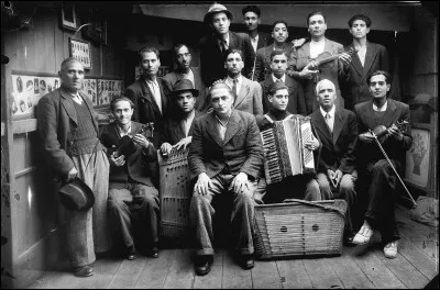 Culture : Comment sont appelés les ensembles de musique folklorique roms ?