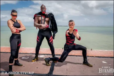 Quel est le nom de la famille travaillant pour Rouge, composée d'un père, d'une mère et d'un fils ?